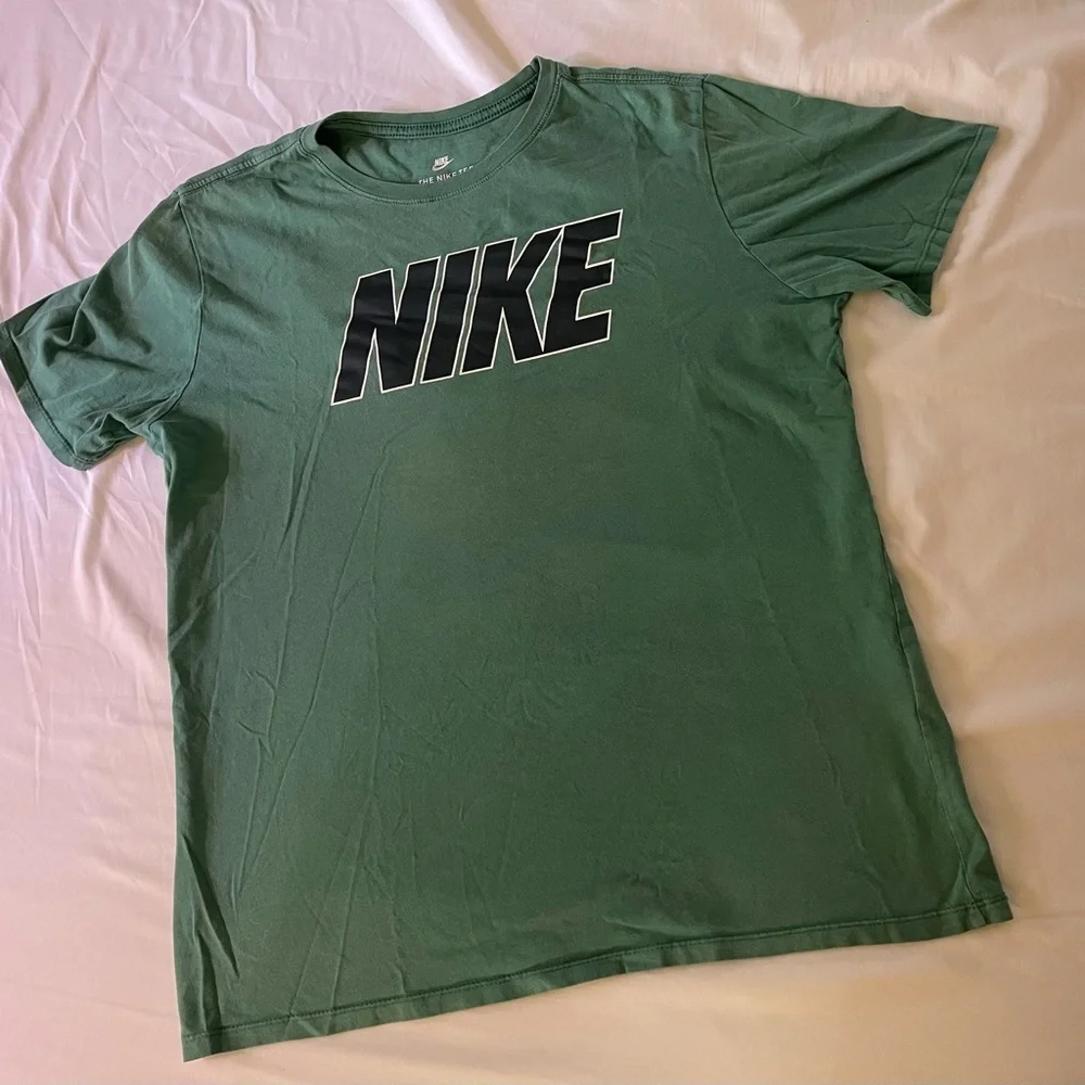 Nike Men's Green Short Sleeve Tee